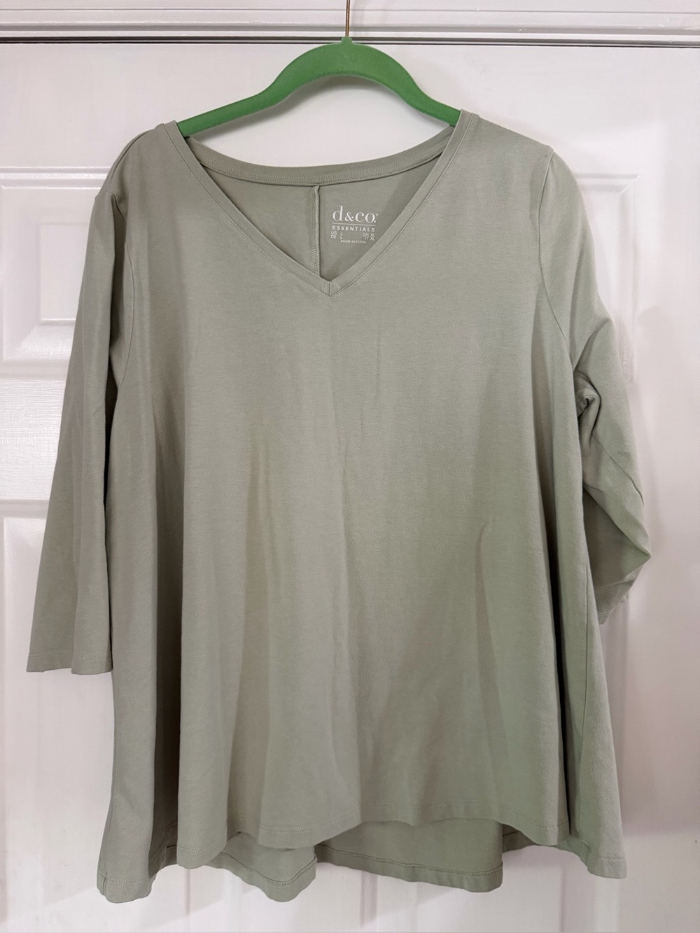 Denim & Co Essentials Women's Sage V-Neck 3/4 sleeve swing Top. Size L